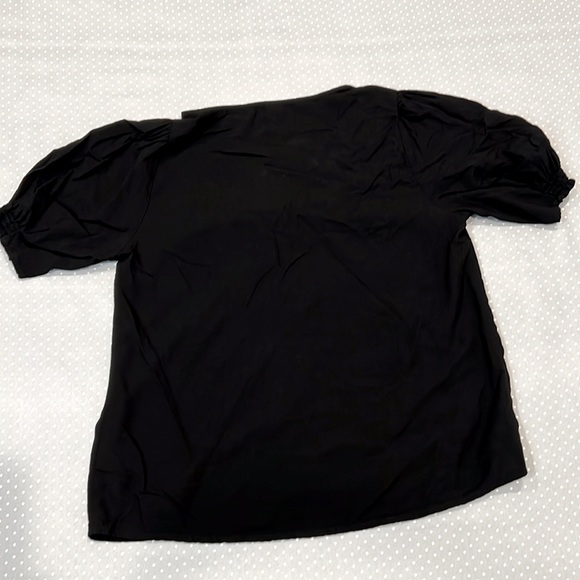 🖤 Old Navy Black V-Neck with Slight Puffed Sleeve Blouse in Size Small - Picture 5 of 6